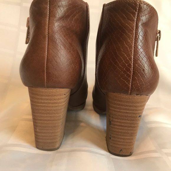 ankle boots. Very comfortable. Does have some signs of wear, as seen in photos - Picture 2 of 9